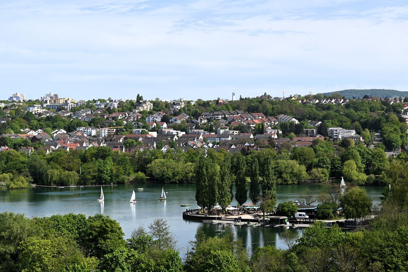 Am Neckarufer in Stuttgart