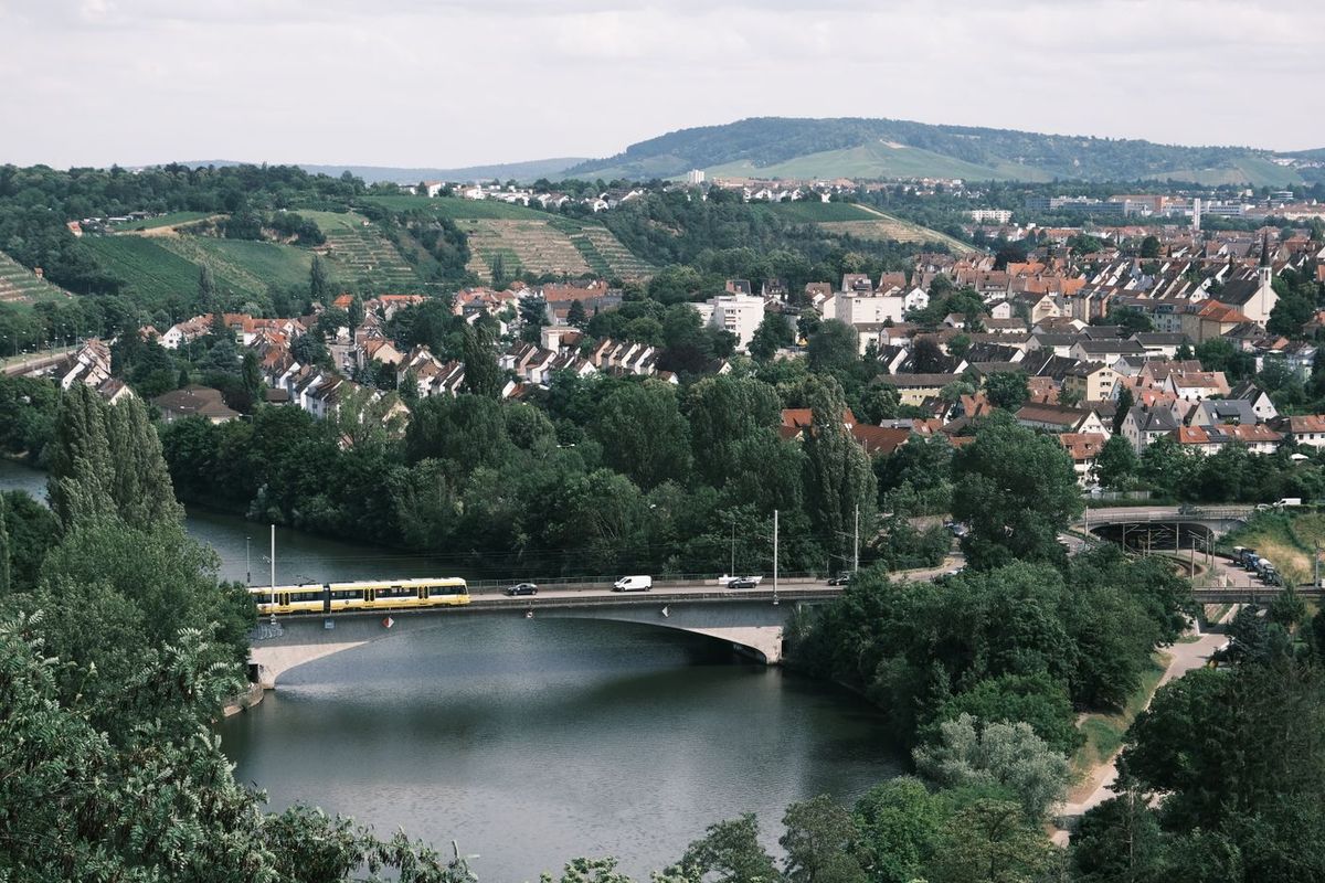 Der Neckar mit Weinbergen bei Bad Cannstatt