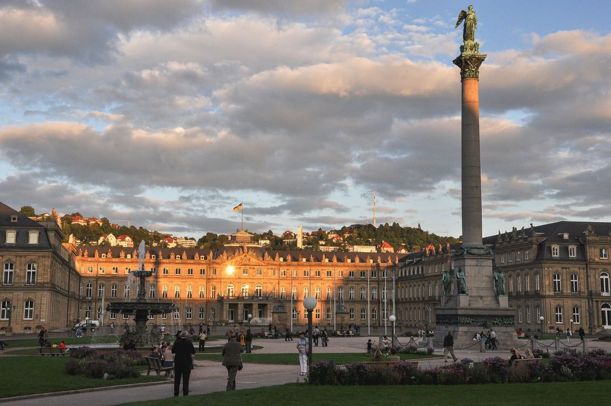 Schlossplatz mit Jubiläumssäule und Neuem Schloss in Stuttgart-Mitte