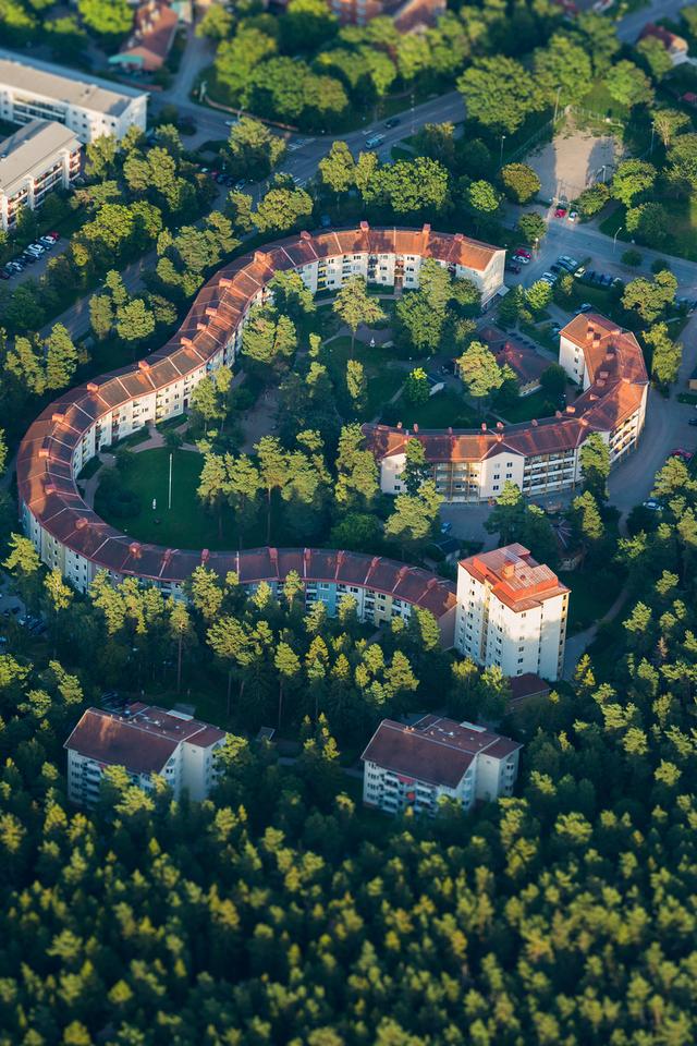Luftfoto af et boligområde omgivet af mange træer.