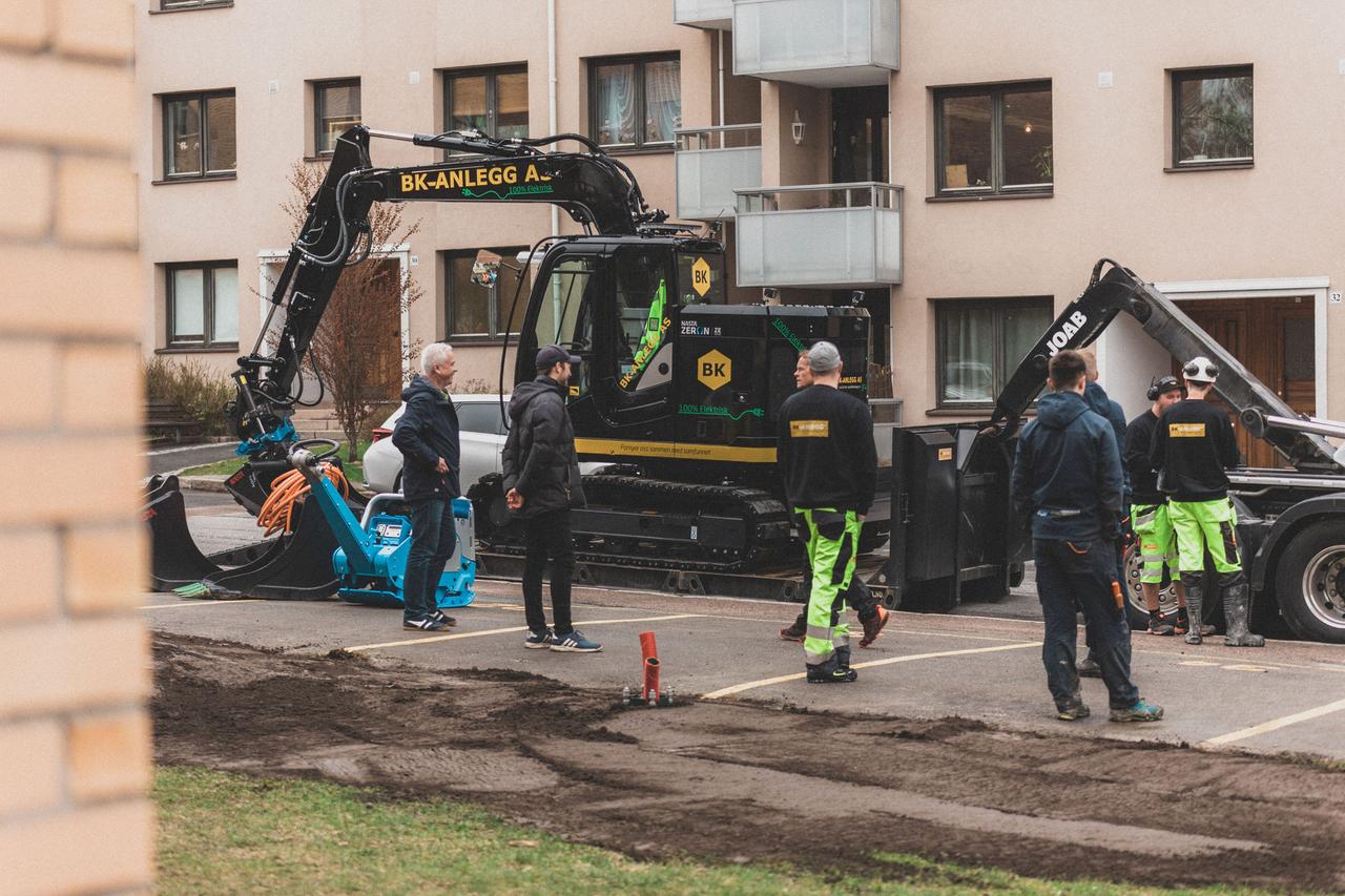 Billede af lejligheder og montører på en parkeringsplads