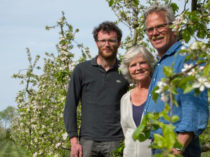 Tim Heleen en Piet tussen appelbomen
