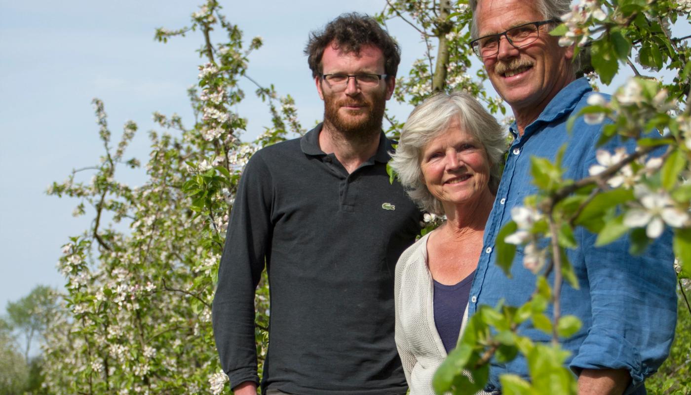Tim Heleen en Piet tussen appelbomen