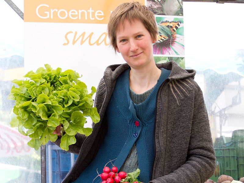 Reni op de marktkraam in Arnhem.