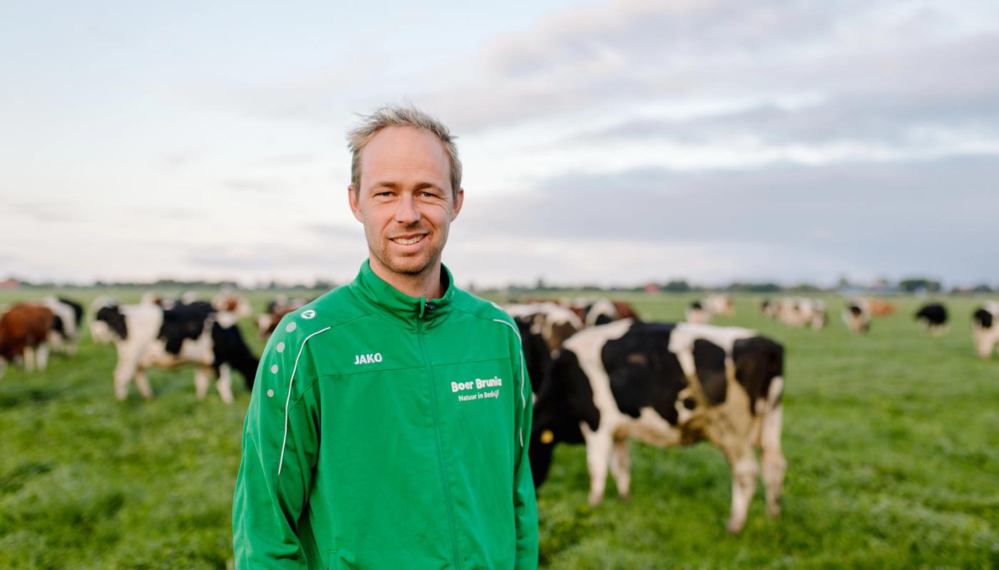 Jaring Brunia zit tussen het riet op zijn land.