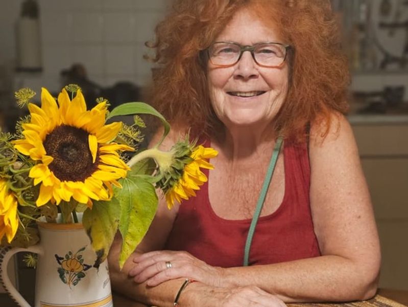 Christine met zonnebloemen