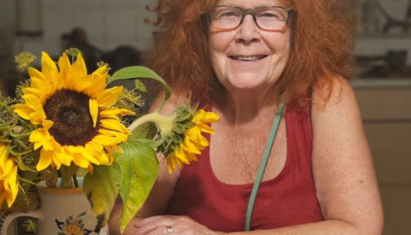 Christine met zonnebloemen