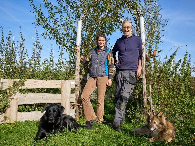 Iris Groots in het Klein en Jeroen van Steen met honden bij poort
