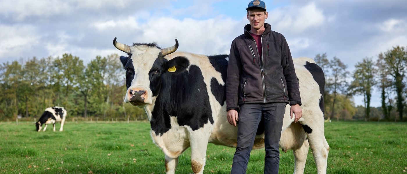 Een boer in een weiland