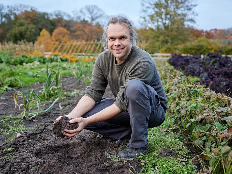 Johannes Regelink bij Burgerboerderij de Patrijs - stukkie grond campagne Aardpeer - BD Grondbeheer