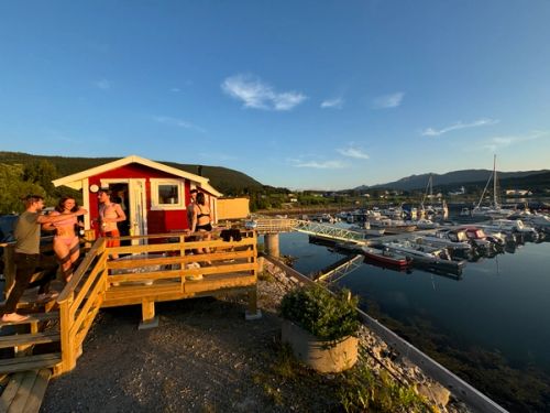 Badstuen og utsikt over båthavnen