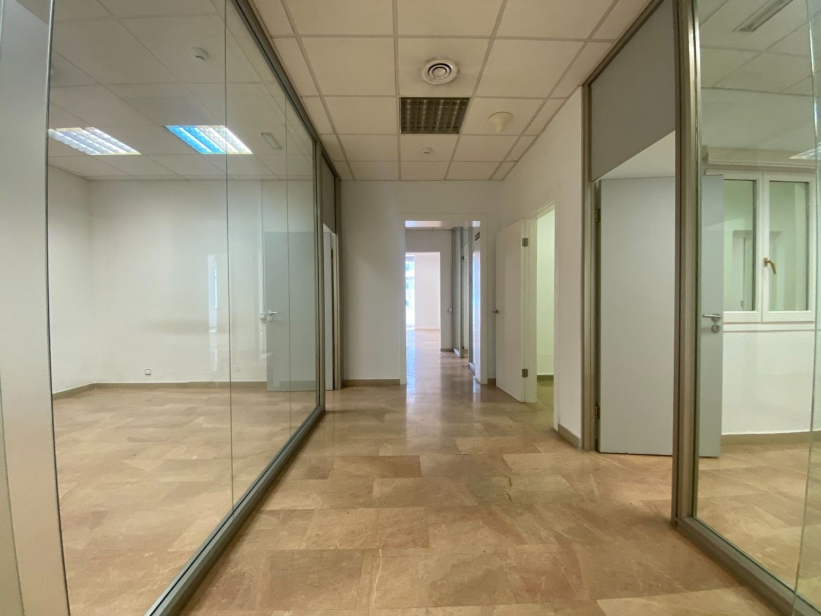 Oficina de 4 baños y 754m² en alquiler en Eixample, Barcelona - foto 16 de 30