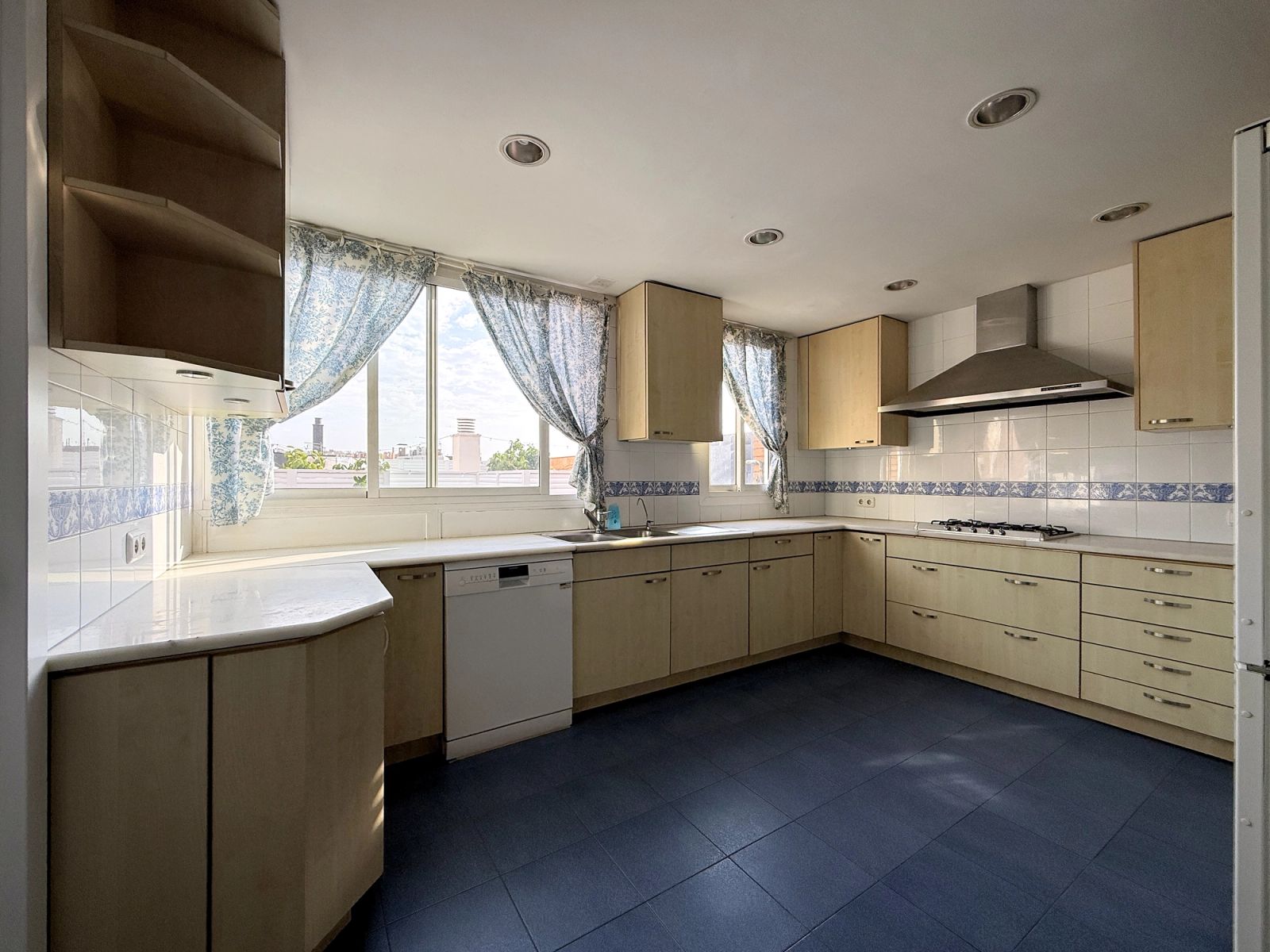 Ático de 7 dormitorios, 5 baños y 347m² en venta en Les Tres Torres, Barcelona - foto 34 de 45