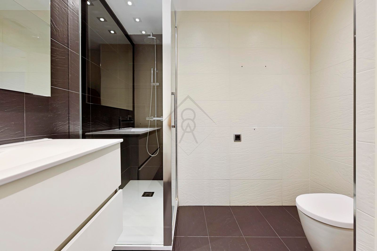 Piso de 3 dormitorios, 3 baños y 130m² en alquiler de temporada en Les Corts, Barcelona - foto 23 de 27