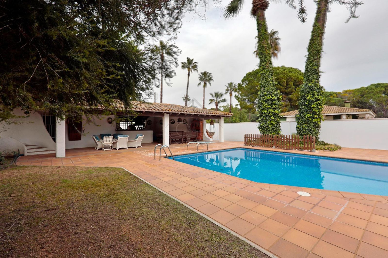 Casa de 6 dormitorios, 4 baños y 320m² en venta en Roda de Berà, Roda de Berà - foto 2 de 43