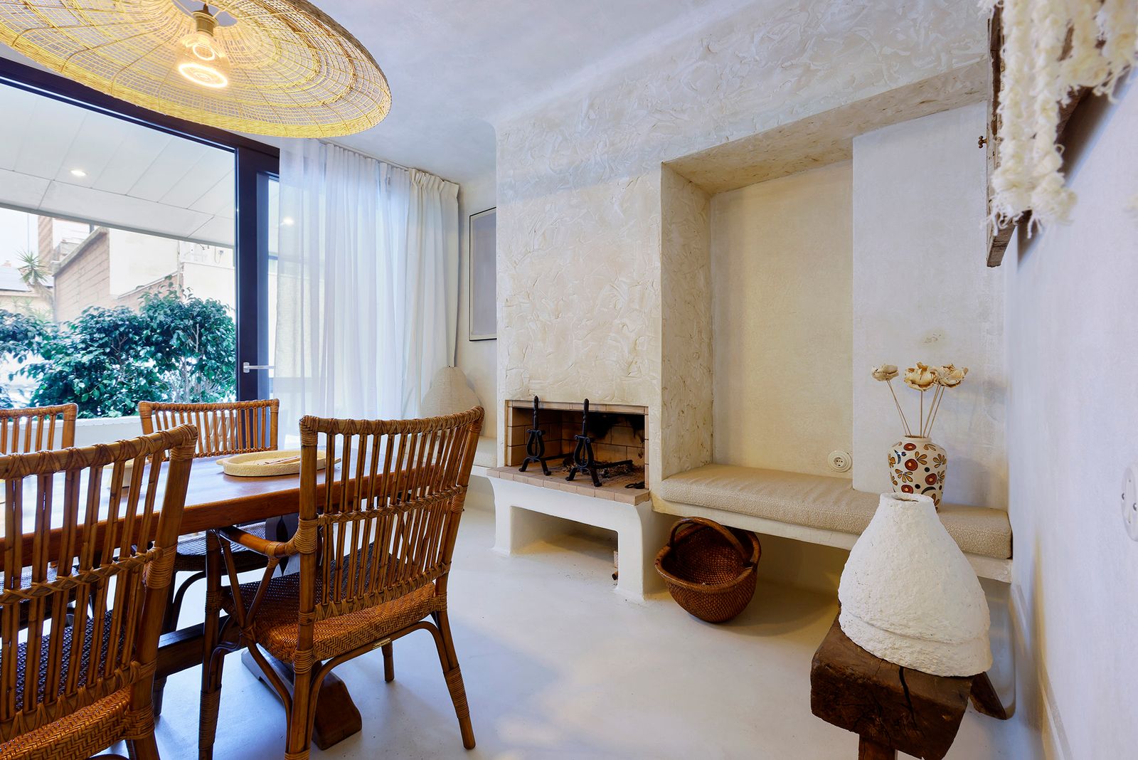 Salón comedor con chimenea