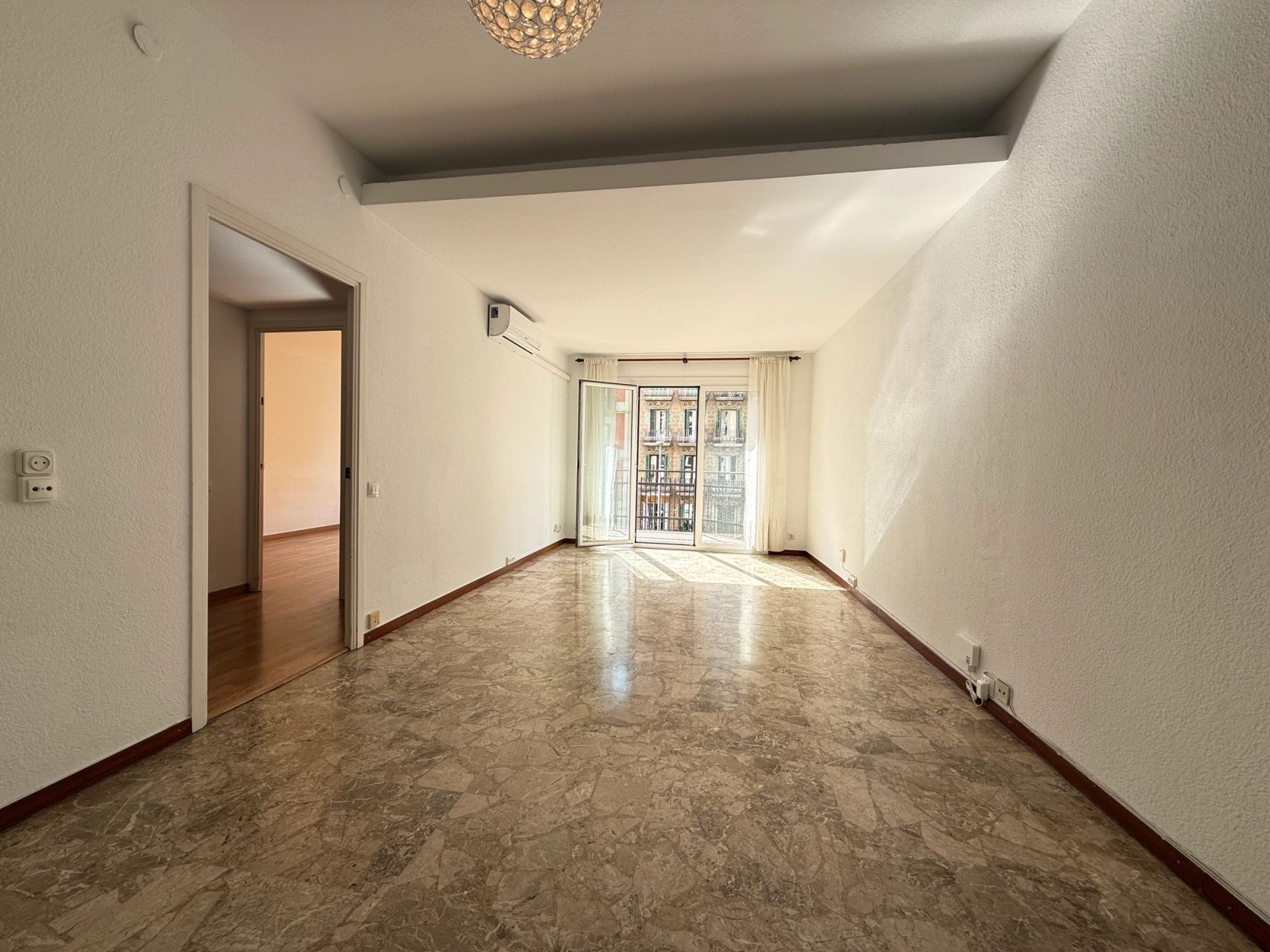 Piso de 4 dormitorios, 2 baños y 96m² en venta en Eixample, Barcelona - foto 1 de 30