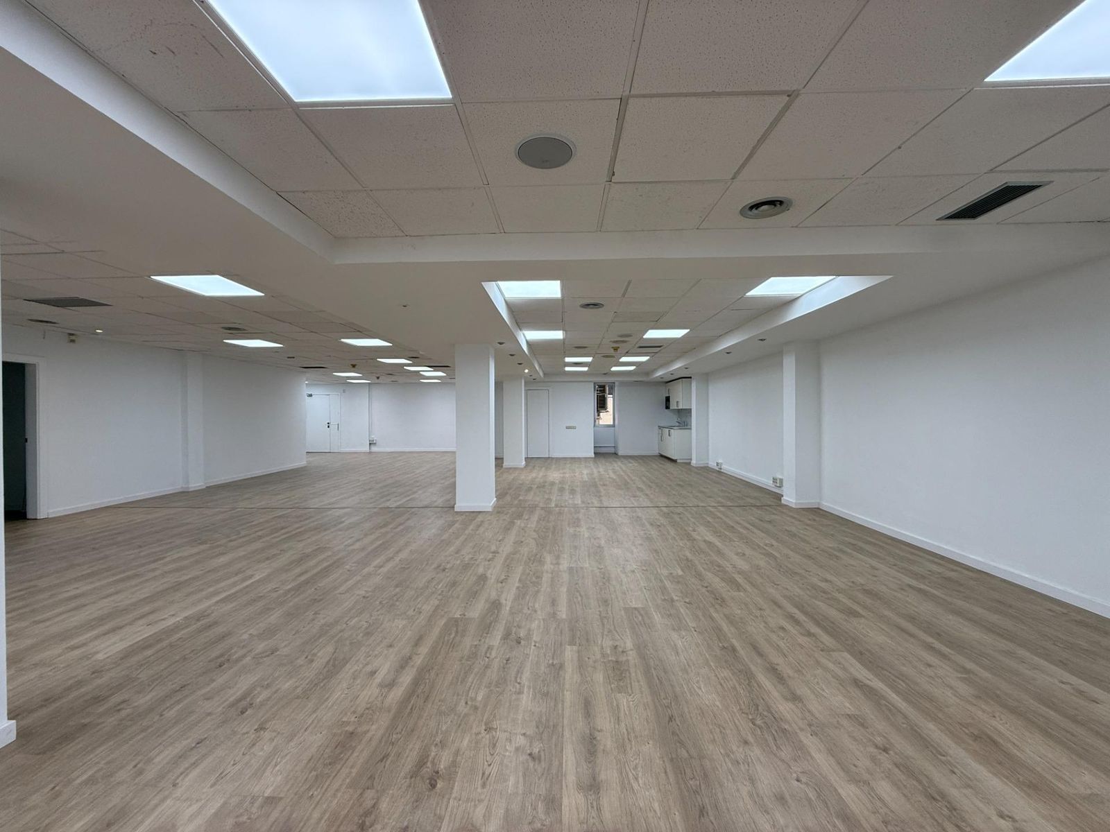 Oficina de 4 dormitorios, 3 baños y 253m² en alquiler en Eixample, Barcelona - foto 2 de 10