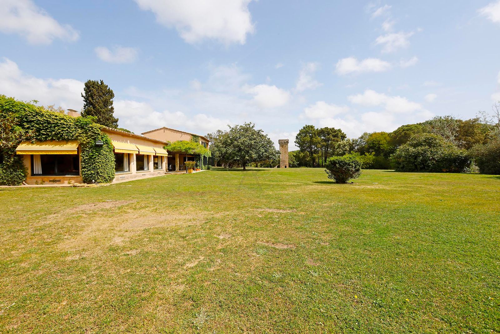 6-bedroom, 6-bathroom 1613m² villa for sale in Mont-Ras, Mont-ras - photo 29 of 35
