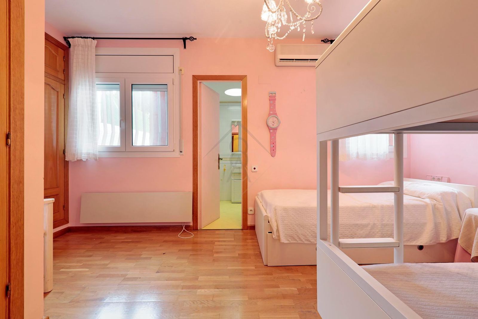 Casa de 6 dormitorios, 4 baños y 320m² en venta en Roda de Berà, Roda de Berà - foto 37 de 43