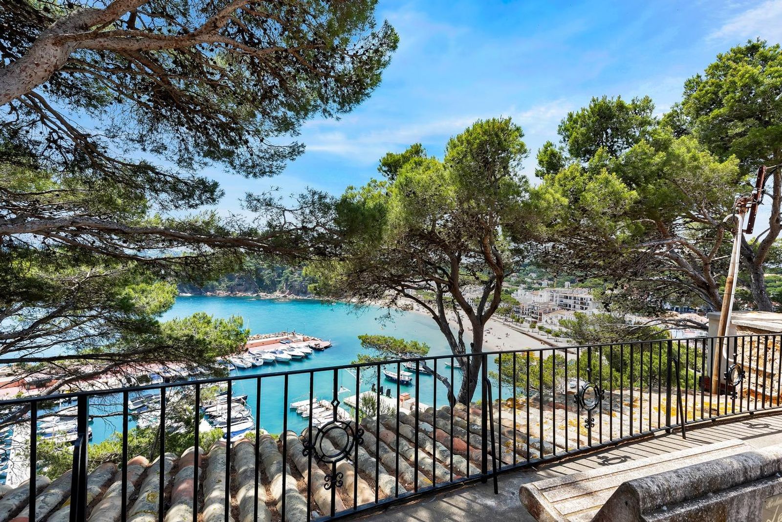 Casa de 6 dormitorios, 6 baños y 450m² en venta en Llafranc, Palafrugell - foto 2 de 50