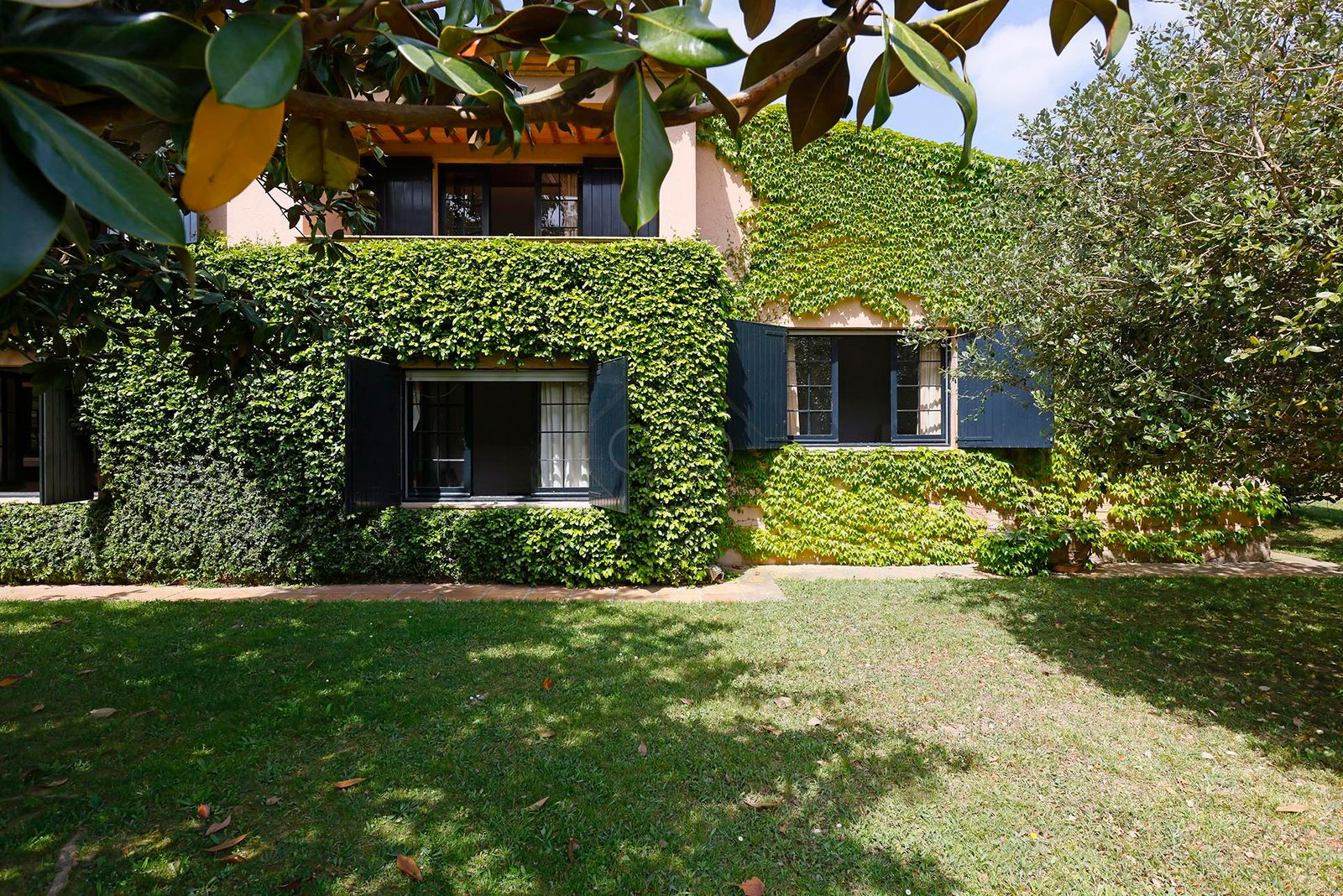 6-bedroom, 6-bathroom 1613m² villa for sale in Mont-Ras, Mont-ras - photo 2 of 35
