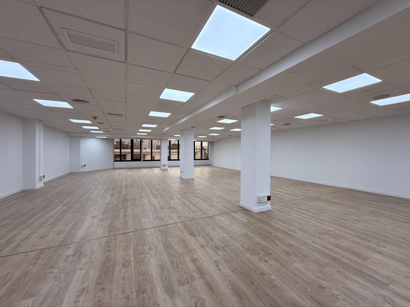 Oficina de 4 dormitorios, 3 baños y 253m² en alquiler en Eixample, Barcelona - foto 4 de 10