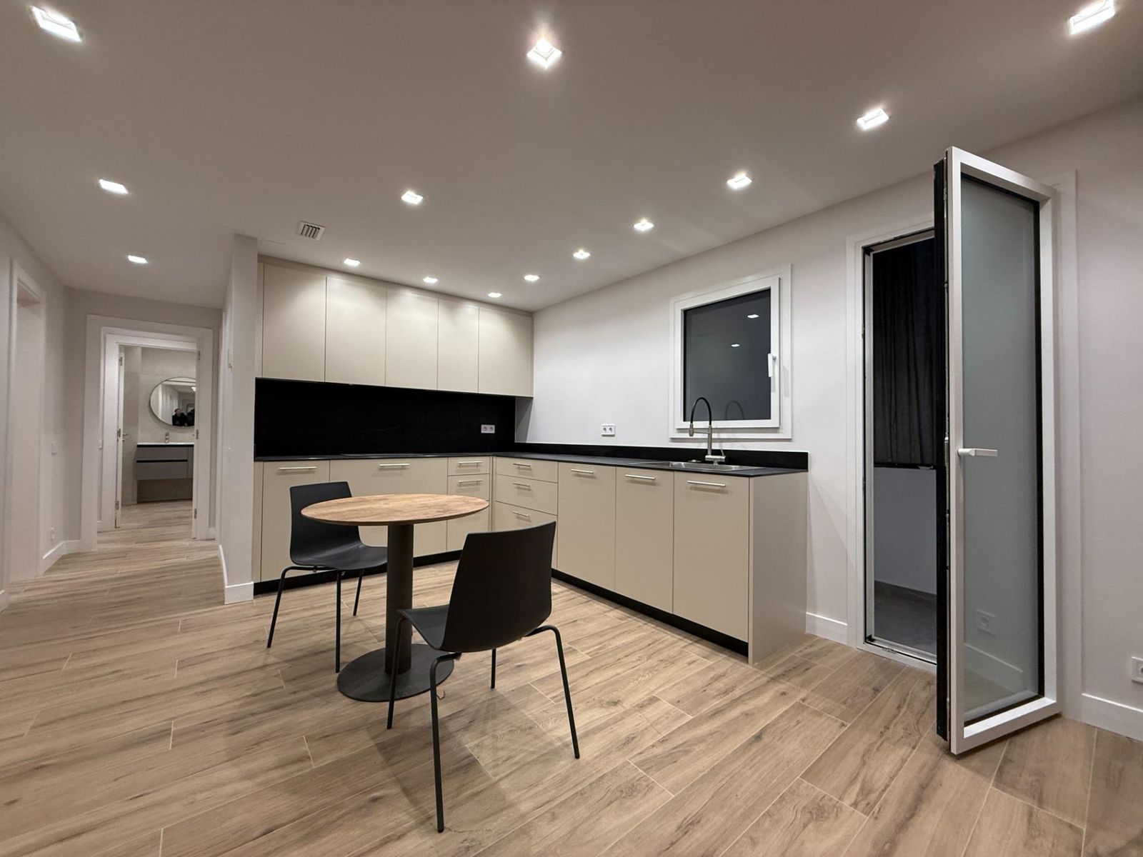 Piso de 4 dormitorios, 2 baños y 140m² en venta en Eixample, Barcelona - foto 2 de 37