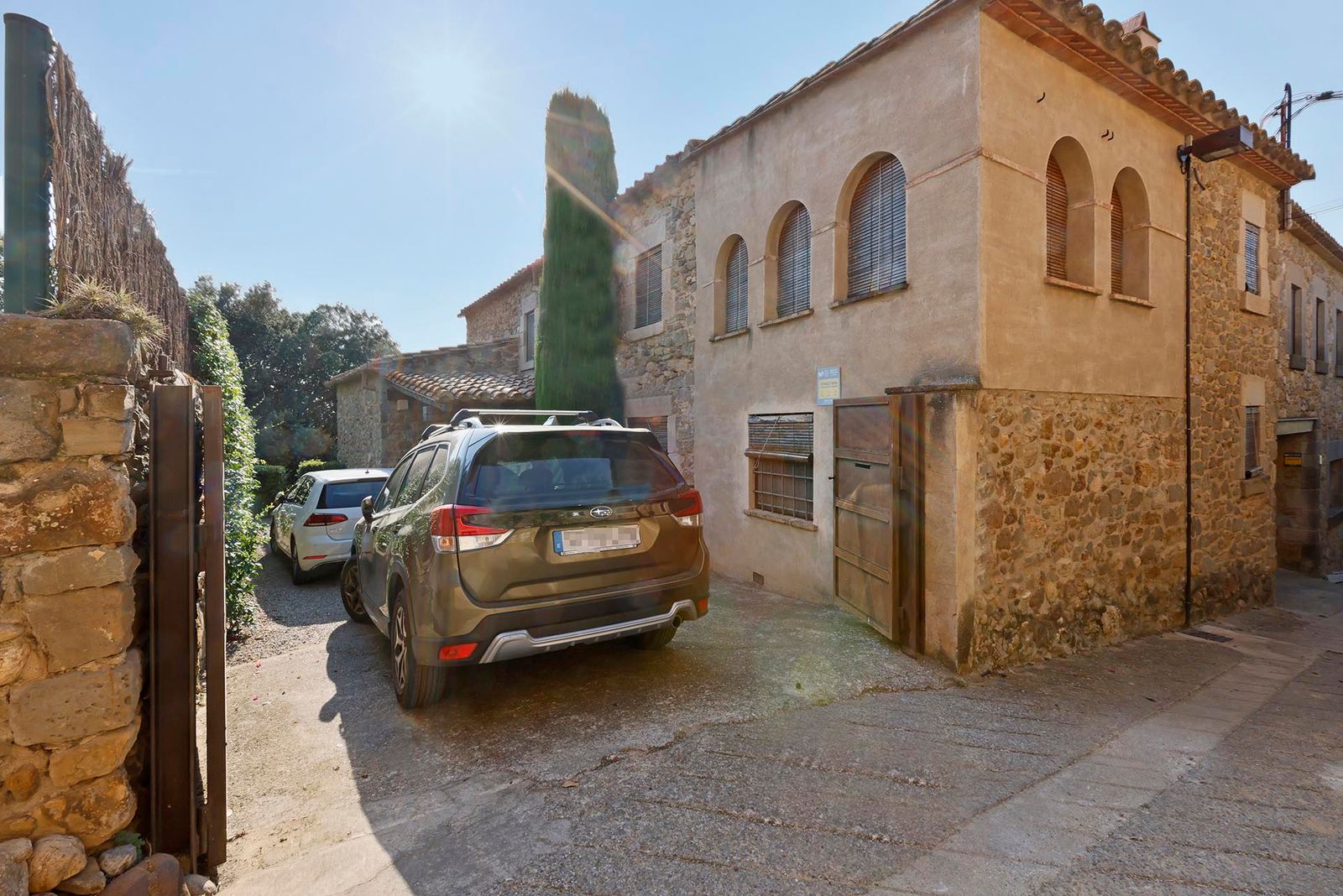 Propiedad de 3 dormitorios, 3 baños y 260m² en venta en Castell del Emporda, La Bisbal - foto 3 de 50