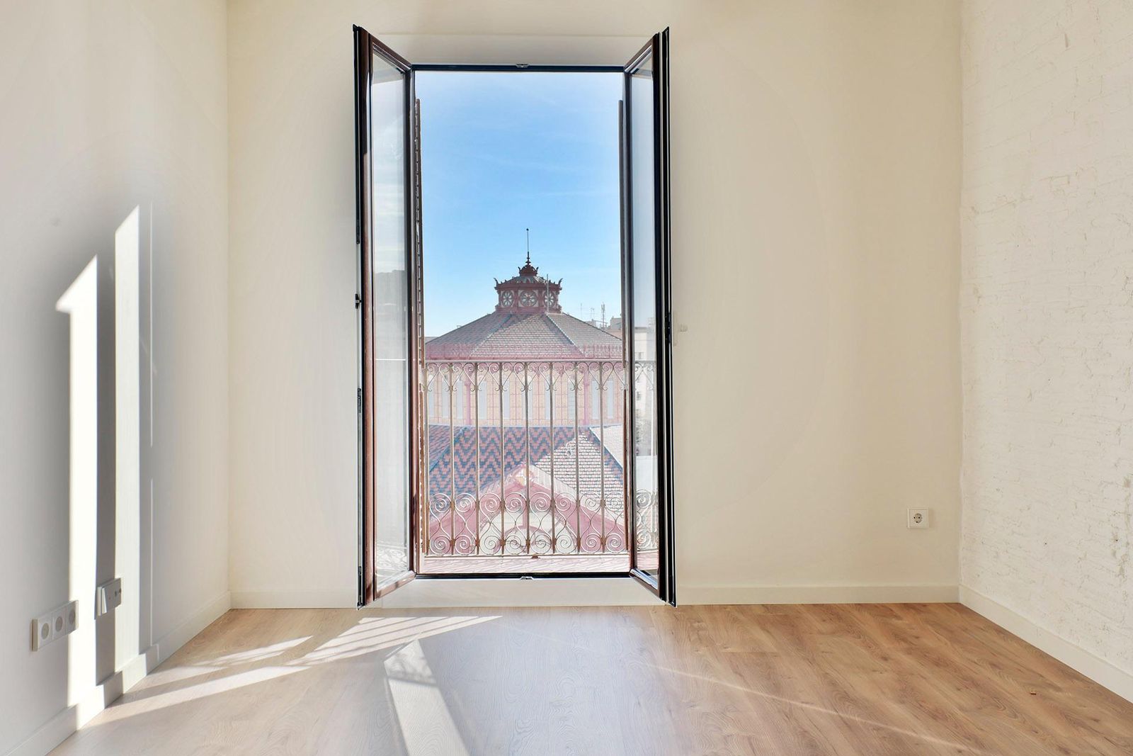 Piso de 2 dormitorios, 2 baños y 80m² en venta en Sant Antoni, Barcelona - foto 1 de 21