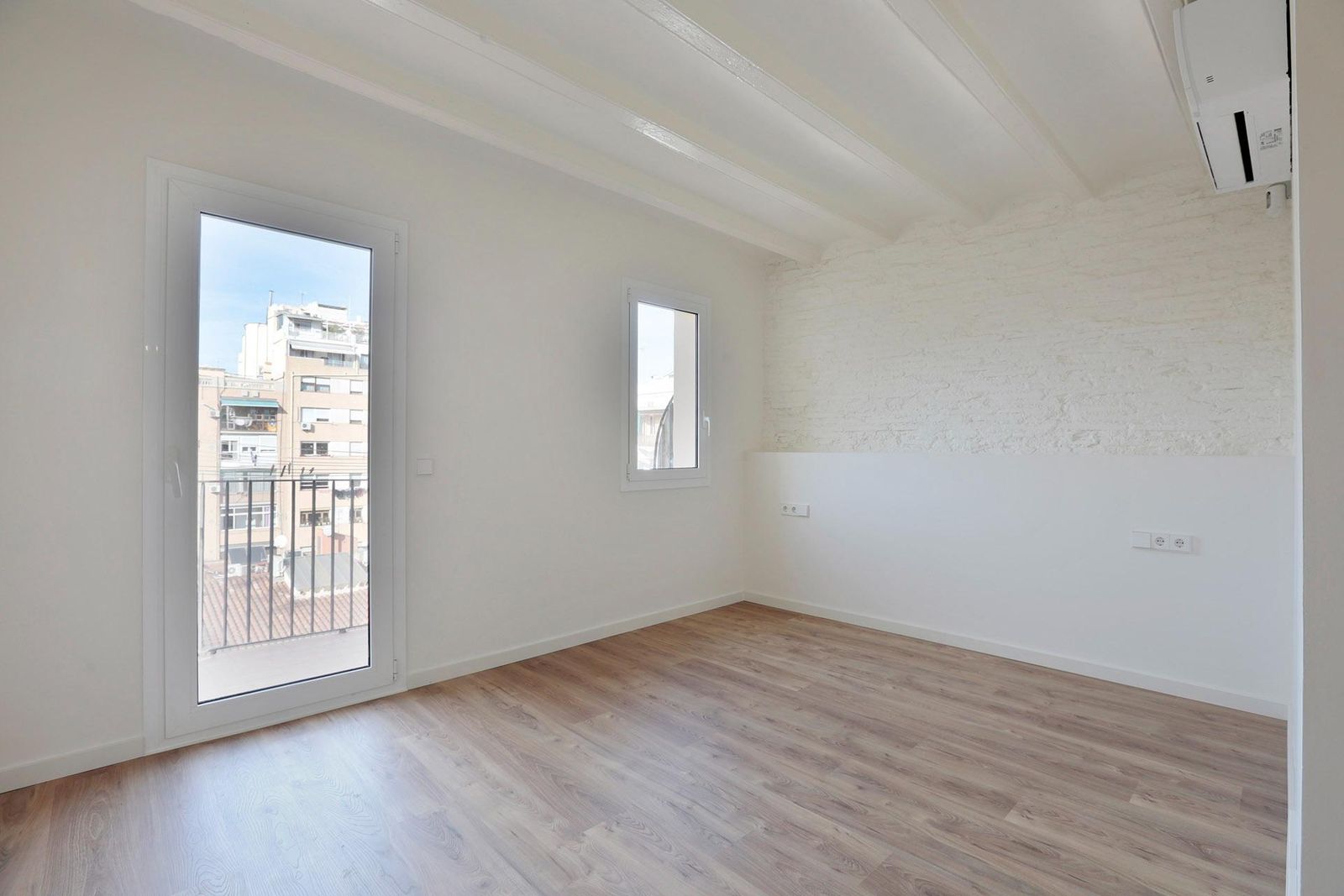 Piso de 2 dormitorios, 2 baños y 80m² en venta en Sant Antoni, Barcelona - foto 19 de 21