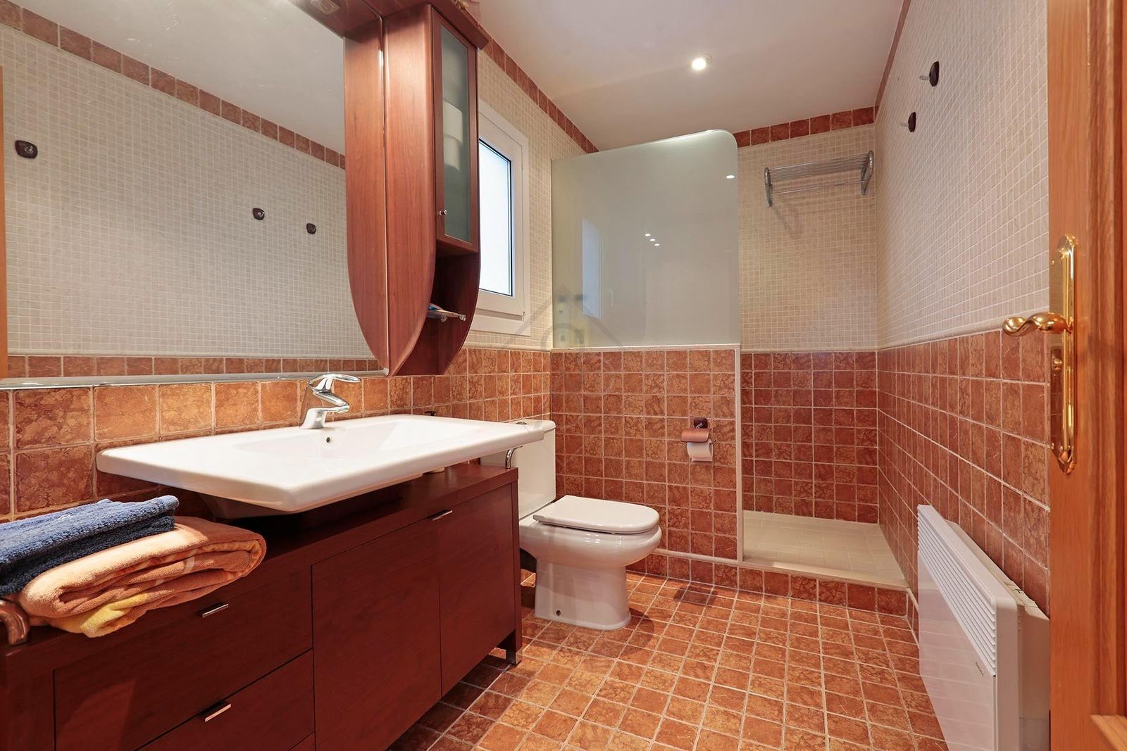 Casa de 6 dormitorios, 4 baños y 320m² en venta en Roda de Berà, Roda de Berà - foto 27 de 43