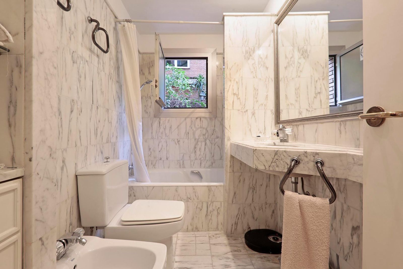 Apartamento de 3 dormitorios, 2 baños y 150m² en venta en Les Tres Torres, Barcelona - foto 35 de 57