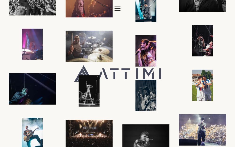 La home con la parete di fotografie attorno al logo