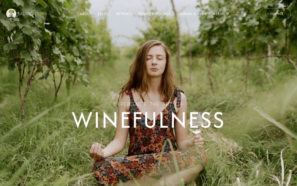 La home con la pratica di yoga tra i vigneti