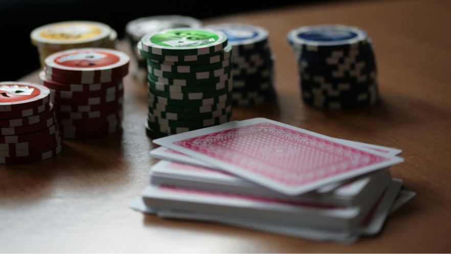 Entre le marteau et l'enclume — Casino banks weigh siding with Kretinsky as TLBs consider challenge