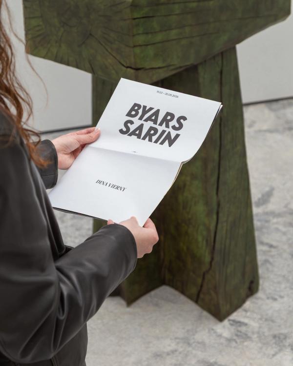 Byars/Sarin - Identité