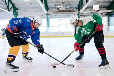 Hockey player playing with coach