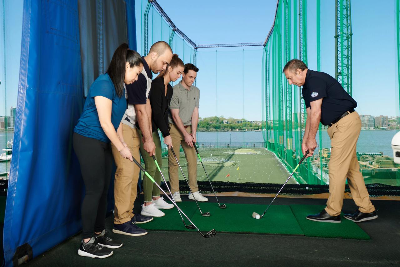 Golf class with a golf pro