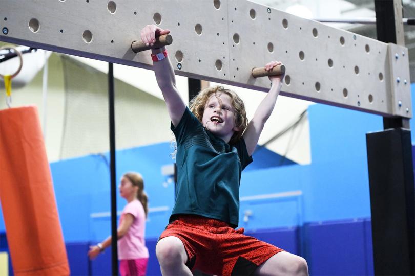 Kid swinging in an obstacle