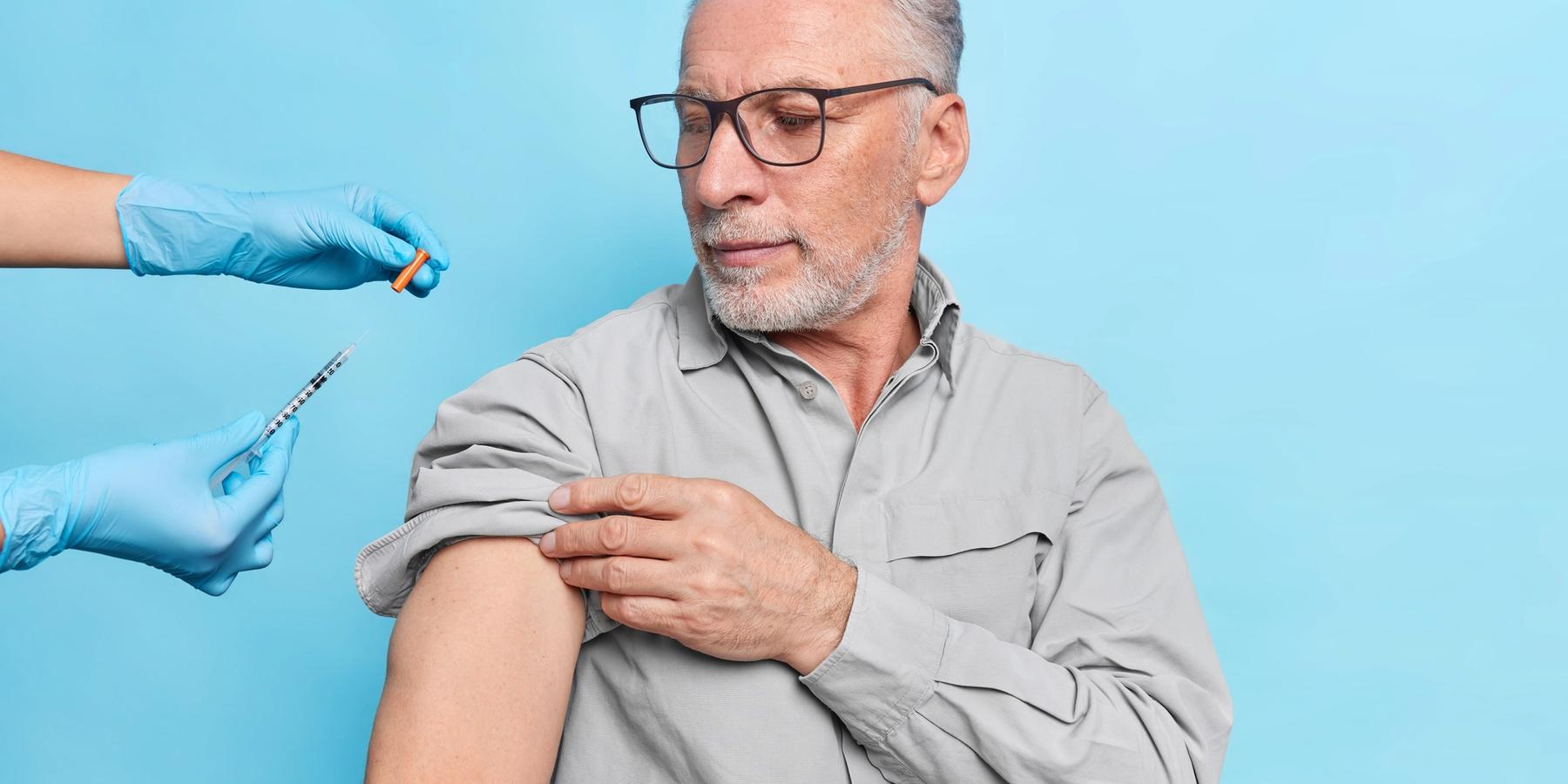 idős férfi oltást kap