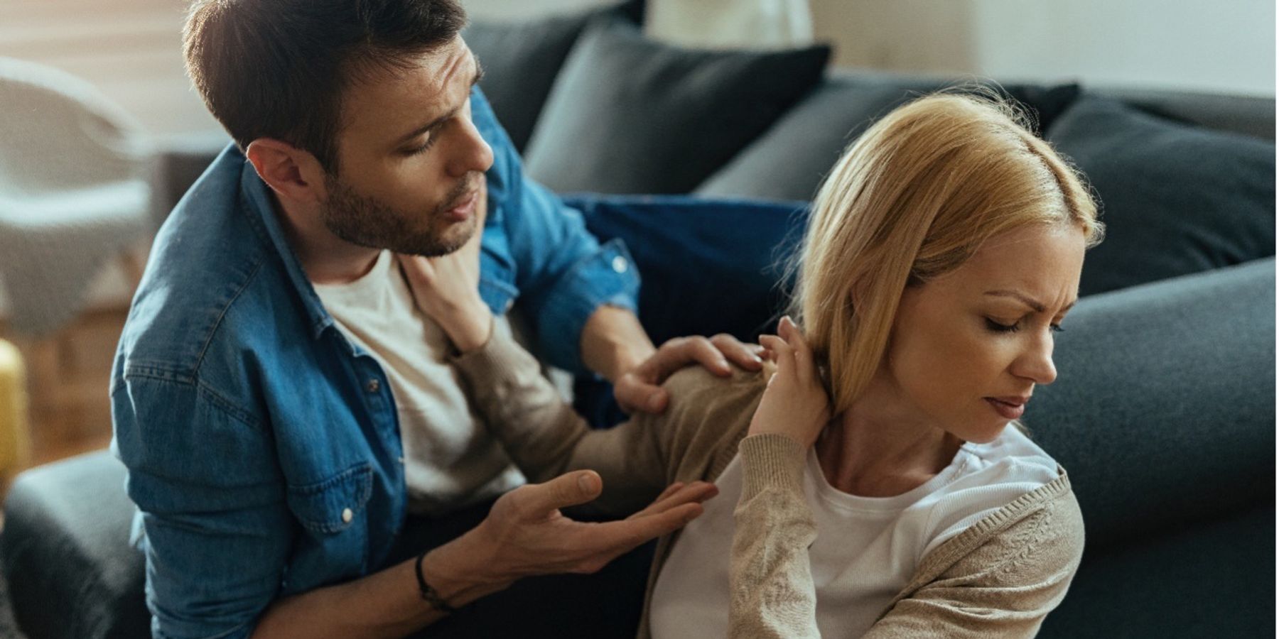 Az elégedetlen nő nem hajlandó beszélgetni a barátjával, miközben otthon vitatkoznak