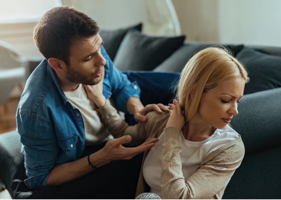 Az elégedetlen nő nem hajlandó beszélgetni a barátjával, miközben otthon vitatkoznak