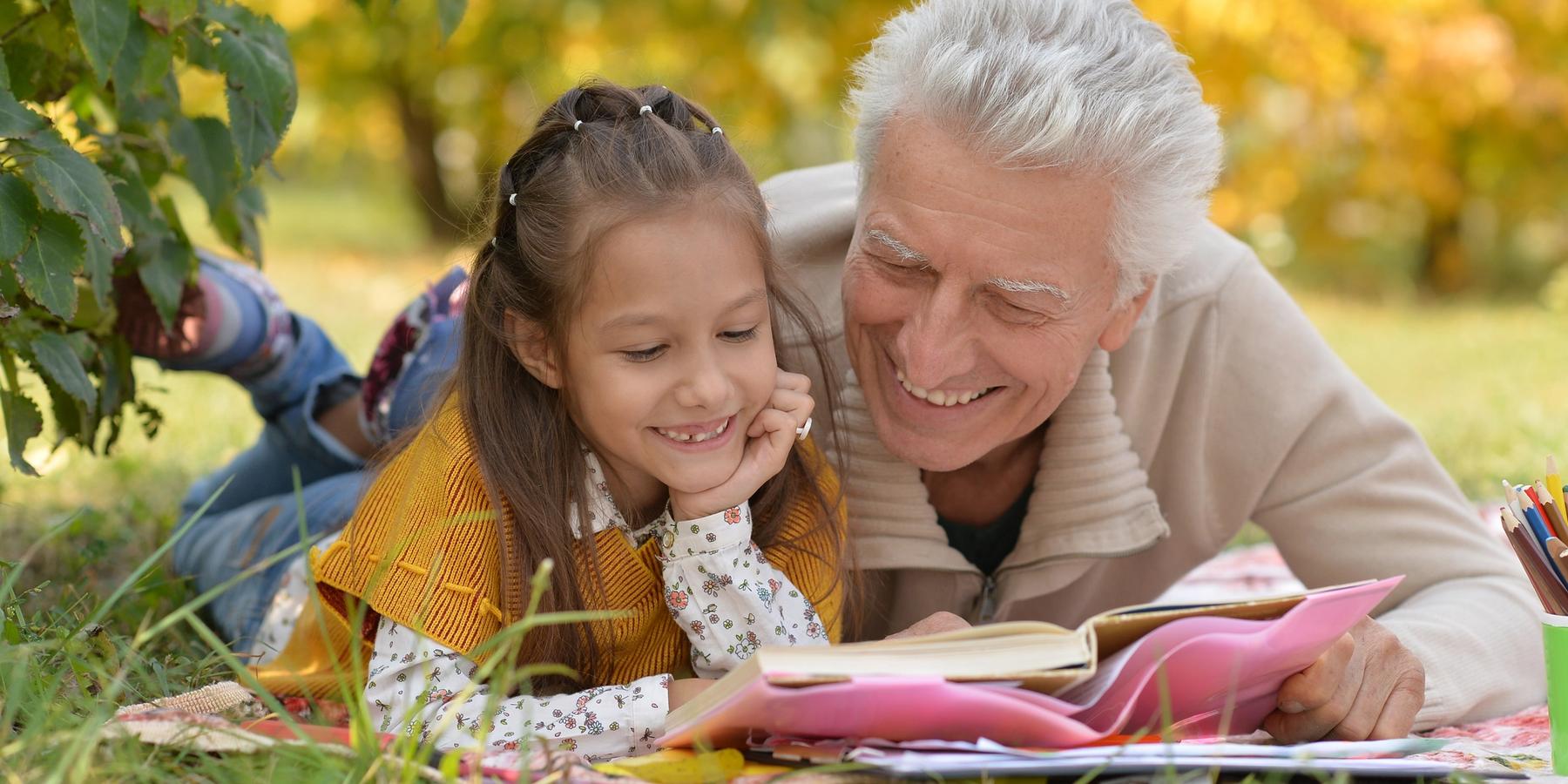 Nagyapa unokájának olvas