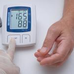 orvos idős férfi vérnyomását méri otthon