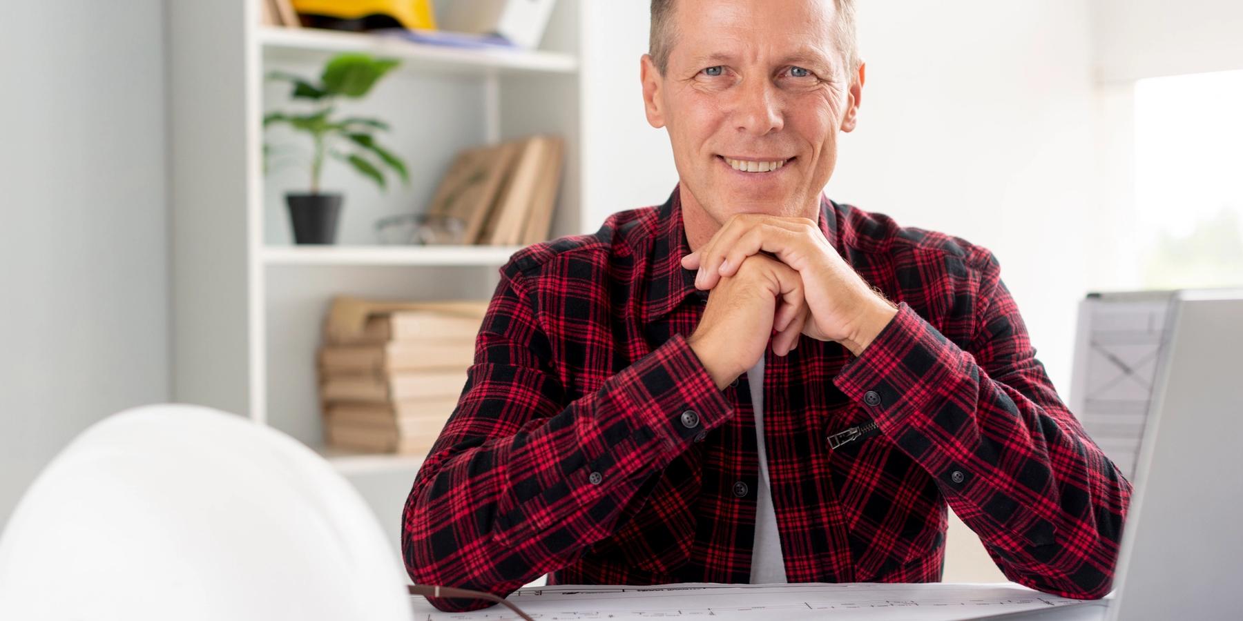 férfi irodában kamerába néz