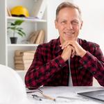 férfi irodában kamerába néz