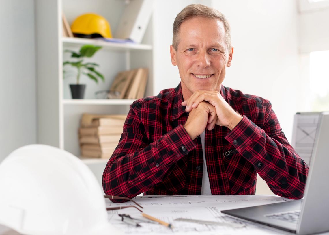 férfi irodában kamerába néz