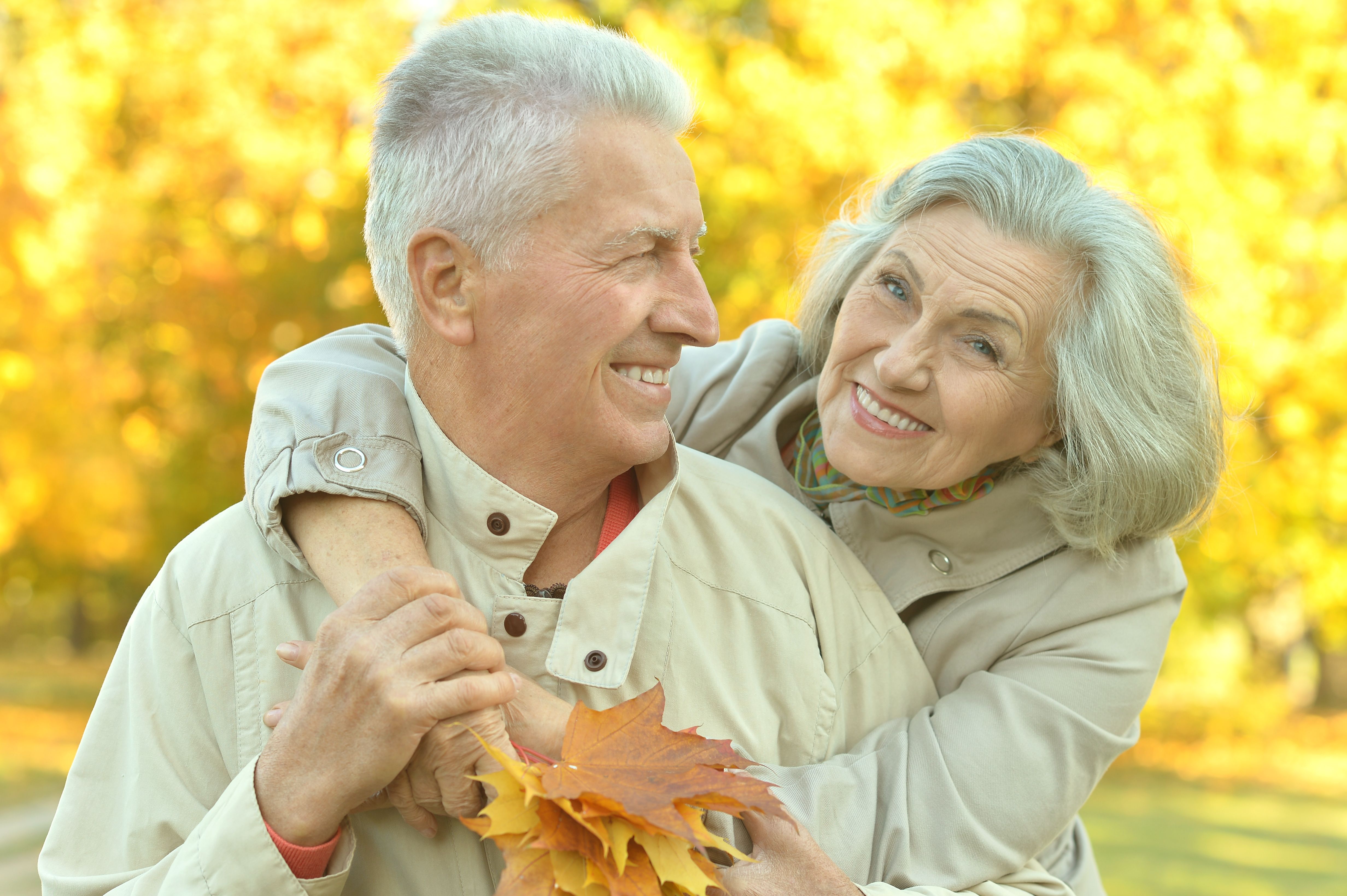 boldog idős pár portréja az őszi parkban