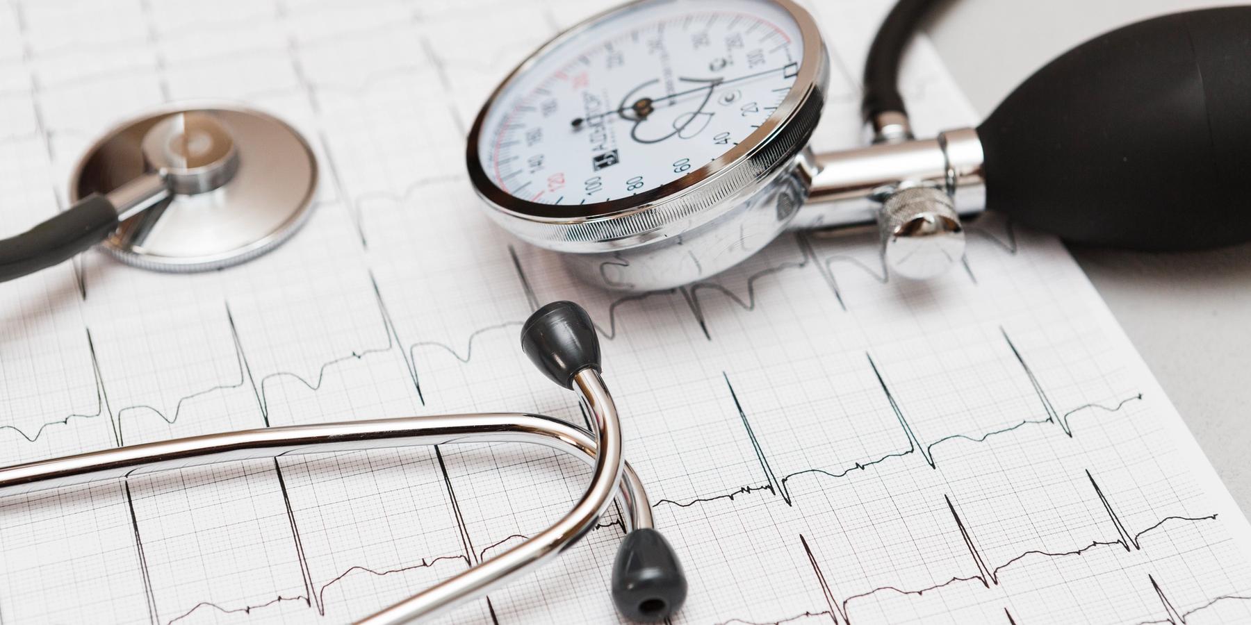 Sztetoszkóp egy EKG leleten elhelyezve